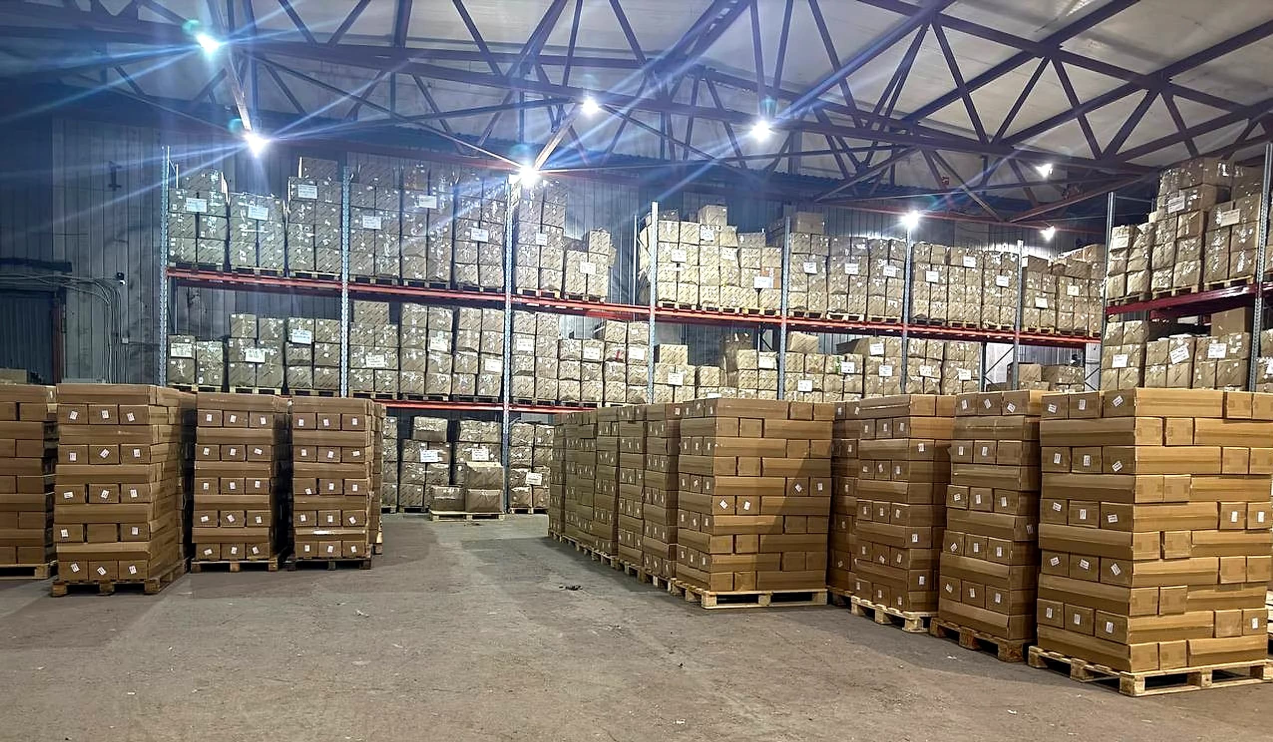 Склад фулфилмента «Фулфилмент Sell»: паллеты и стеллажи с товаром для маркетплейсов